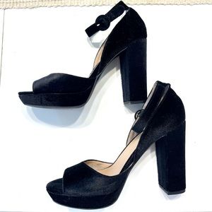 Nine West Block Heels Platforms Black Velvet Size 9 Round Toe 4.5” Ankle Strap